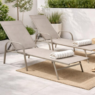 Bež vrtni ležalnik z nastavljivim naslonjalom