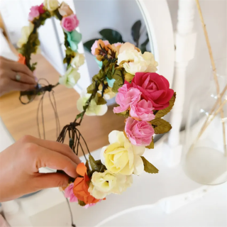 Venček za lase s pisanimi rožami