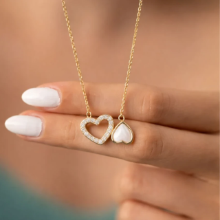 Pozlačena ogrlica z dvema povezanima srcema